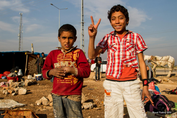 To drenge i flygtninglejer ved den syriske grænse