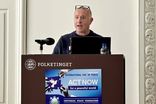 Henrik Kokborg holder foredrag om integration og kulturelle forskelle.