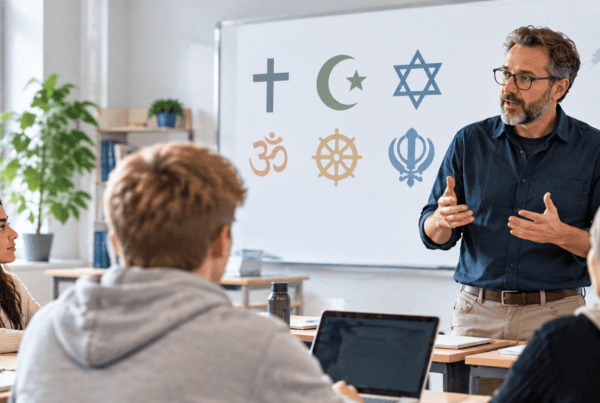 Lærer underviser elever i religion, kultur og social kontrol